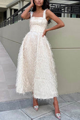 Feenhafter und attraktiver Look, flauschiges Midikleid aus Quastenstoff mit quadratischem Ausschnitt